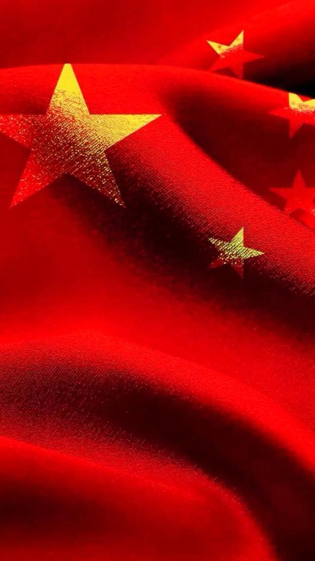 云南开远，一家三口被困，特警三次冲进火场